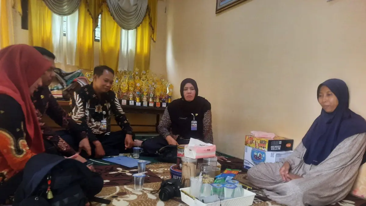 PENDAMPINGAN: Yunita, ibu Arsya, di Kudus didatangi Dinsos Kabupaten Kudus. (SANTI/RADAR PATI)