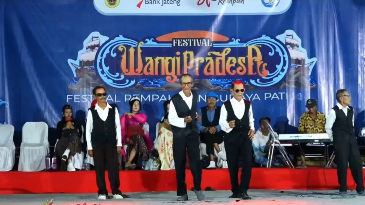 
PENTAS: Pemain seni Mandailing menari di atas panggung Alun-alun Pati beberapa waktu lalu. (DISDIKBUD PATI UNTUK RADAR PATI)