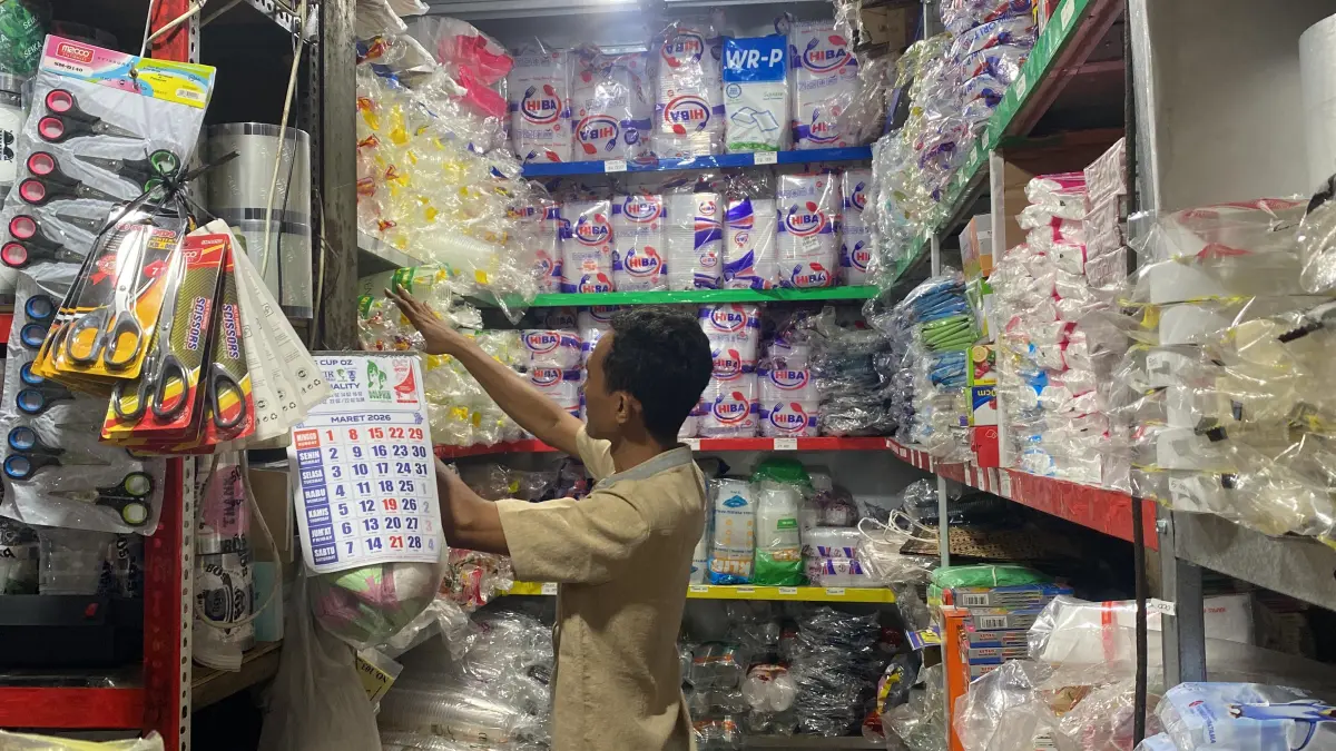 TERUS NAIK: Pedagang menata plastik di kios Pasar Kliwon. (GALIH ERLAMBANG W/ RADAR PATI)
