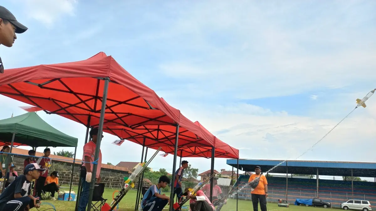 ASAH KREATIVITAS: Para peserta tengah meluncurkan roket air di Stadion Kamal Junaidi pada Kamis (9/4).
(FIKRI THOHARUDIN/RADAR PATI)
