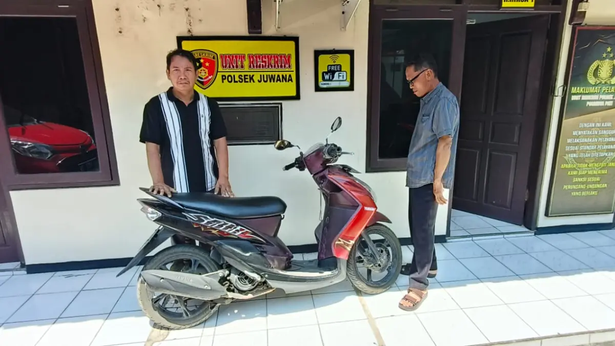 
DIJUMPAI: Kepolisian menyerahan motor hilang ke pemiliknya di Polsek Juwana kemarin. (POLSEK JUWANA UNTUK RADAR PATI)&nbsp;