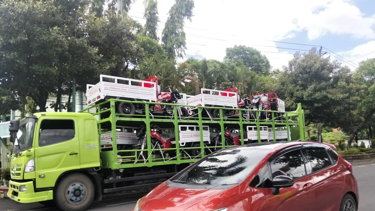 
DIMUAT: Kendaraan roda tiga untuk kopdes diangkut truk trailer di depan Kodim Pati pada Rabu (8/4).(ANDRE FAIDHIL FALAH/RADAR PATI)