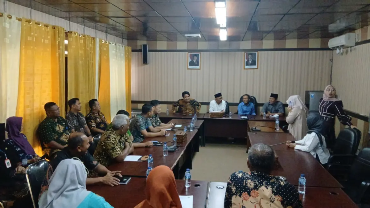 
KLARIFIKASI: Suasana di ruang Komisi D DPRD Kabupaten Blora saat Komisi D DPRD rapat dengan perwakilan SMP 1 Randublatung dan Dinas Pendidikan. (EKO SANTOSO/RADAR PATI)