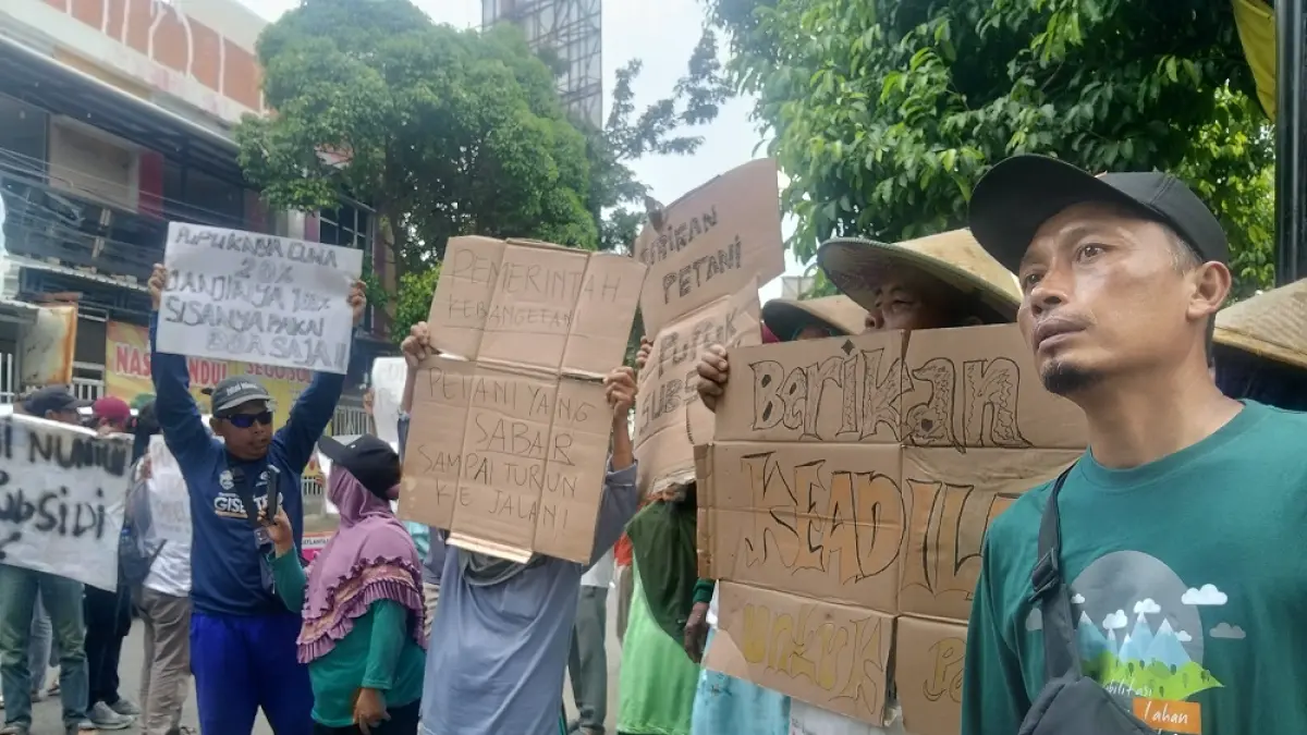 Petani hutan Pati menggelar aksi protes di dinas pertanian setempat (9/4).