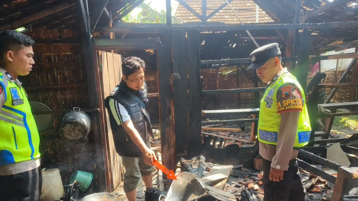 
SELAMATKAN: Personil Polsek Kunduran saat melakukan evakuasi kebakaran rumah di Dukuh Gapuk, Desa Muraharjo, Kecamatan Kunduran. (HUMAS POLRES BLORA&nbsp;)
