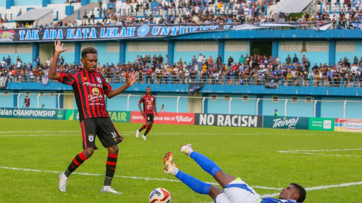 EVALUASI: Laga Persiku melawan Persipura Jayapura waktu lalu di Stadion Wergu Wetan. (GALIH ERLAMBANG/RADAR PATI)

&nbsp;