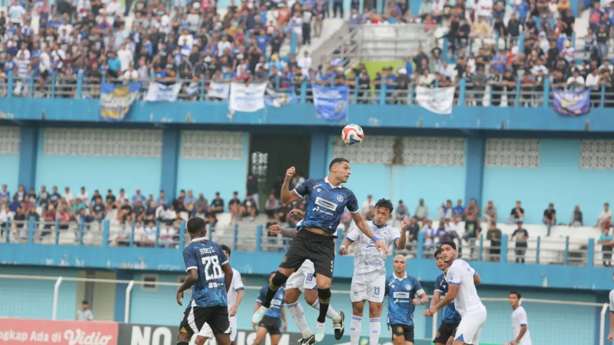 Pemain Persiku berduel udara dengan PSIS Semarang, (11/4).