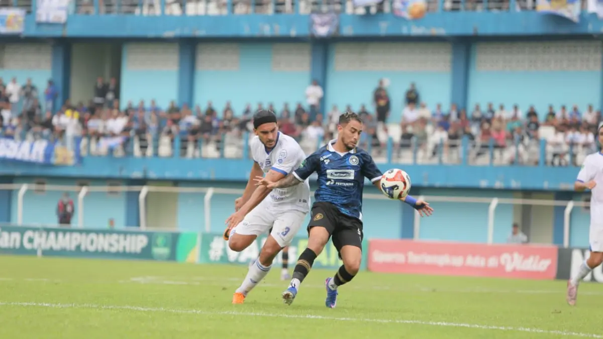 Pemain Persiku Kudus Caique Souza melewati pemain PSIS Semarang. 