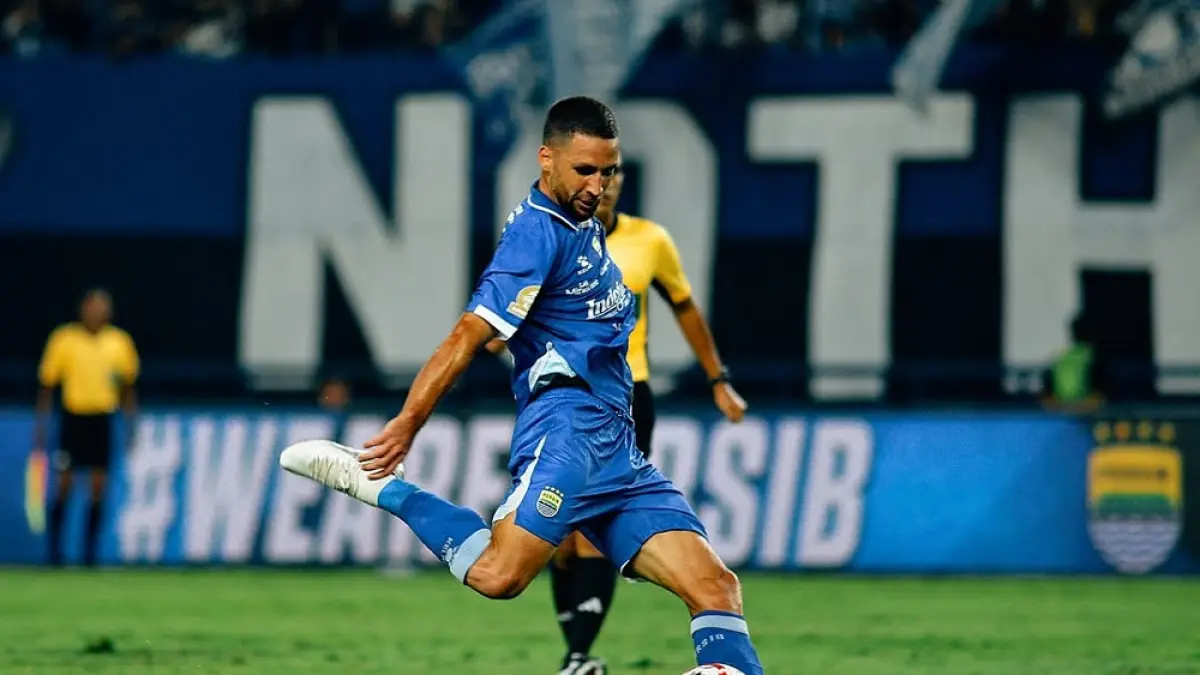Gelandang Persib Bandung Guaycochea mencetak gol.
