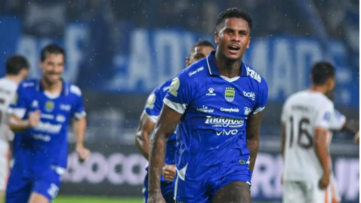 Striker Persib Bandung Ramon Tanque mencetak gol.