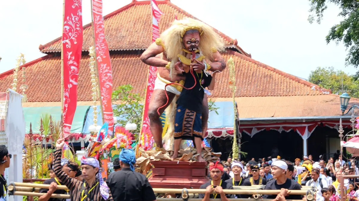 ANTUSIAS: Ogoh-ogoh diarak dari depan kompleks Pendopo Kabupaten Jepara, Tugu Pancasila dan area Timur Alun-alun Jepara I pada Minggu (12/4). (FIKRI THOHARUDIN/RADAR PATI)
