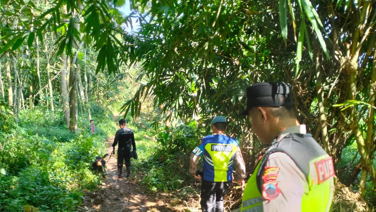 
DIKEJAR: Polisi melakukan penyisiran pelaku Curanmor di Hutan yang berada di Kecamatan Dawe. (POLRES KUDUS UNTUK RADAR PATI)