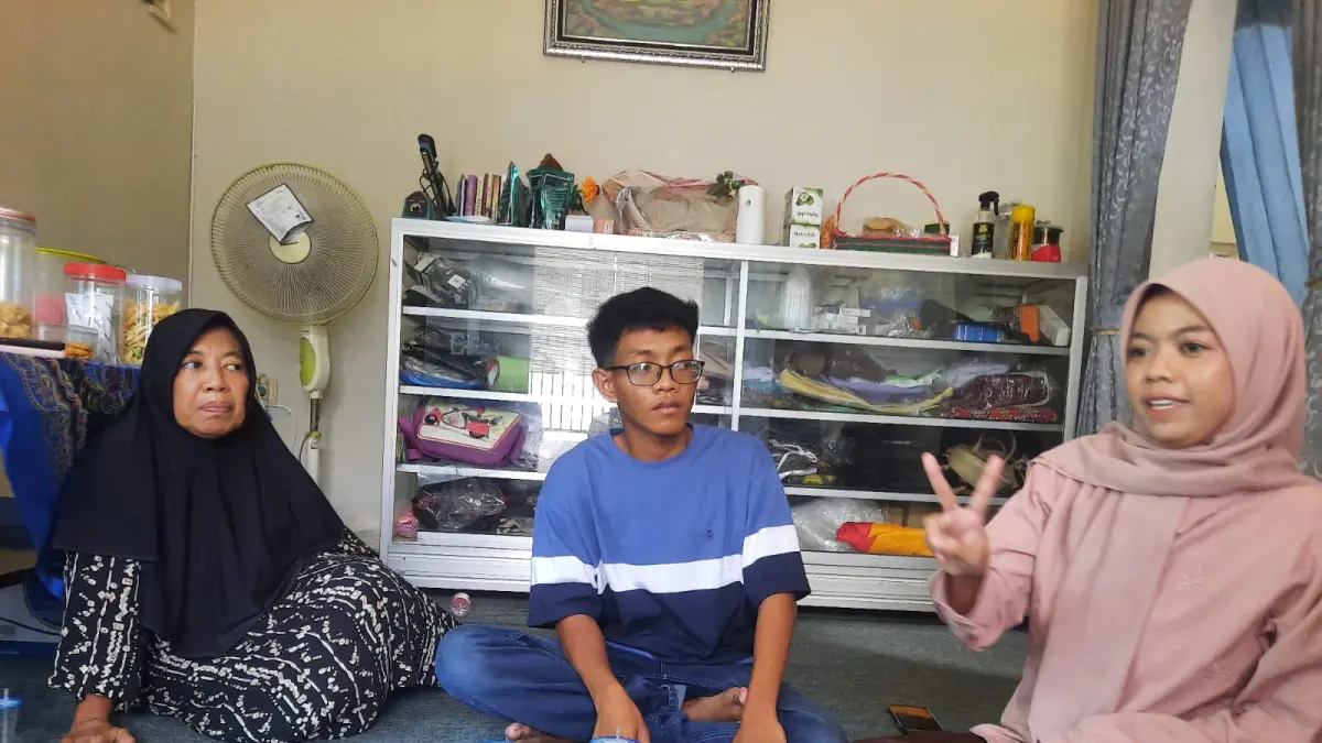 DUGAAN PEMERASAN: Ibu dan Muhammad Anand (tengah) bersama kakaknya Dita saat memberikan keterangan dirumahnya. (INDAH SUSANTI/RADAR PATI)