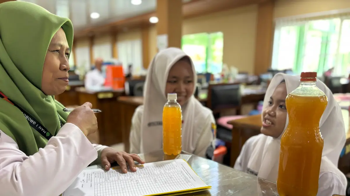 INOVATIF: Murid MAN 1 Grobogan saat menunjukkan hasil ekoenzim.