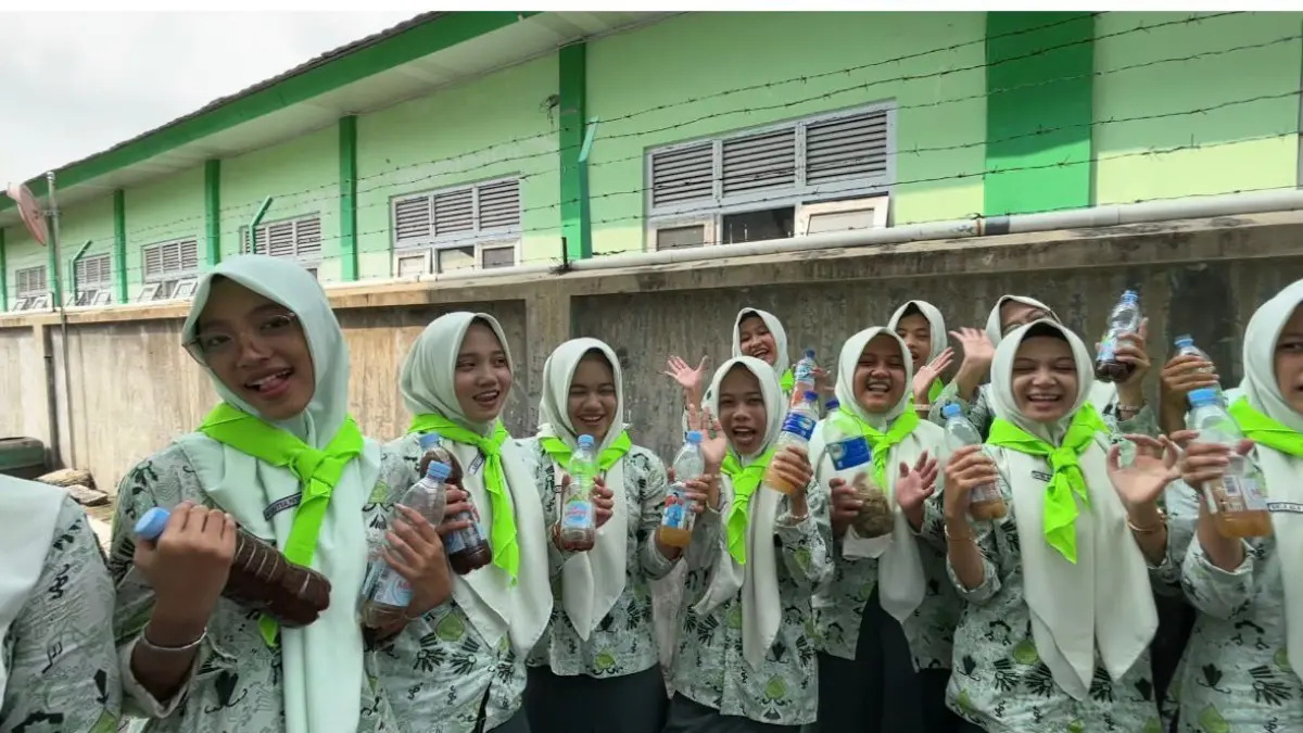 KEREN: Murid MAN 1 Grobogan saat melakukan aksi inovatif dengan mengubah kulit buah disulap jadi ekoenzim. 