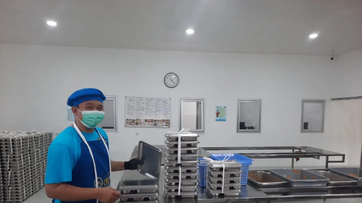 PROSES DISTRIBUSI: Karyawan SPPG memproses packing dan pendistribusian MBG baru-baru ini. (INDAH SUSANTI/RADAR PATI)