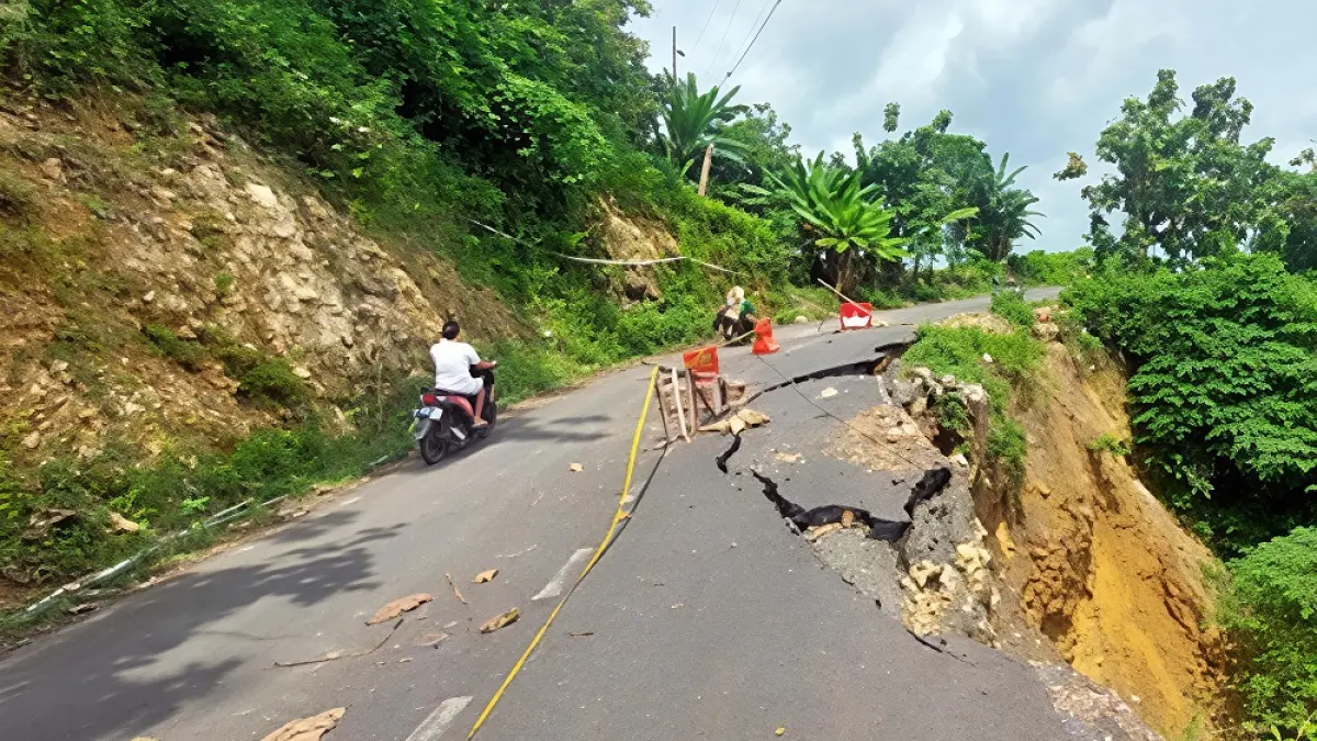 
AMBLES: Pengguna jalan melintasi jalan longsor di ruas Beketel-Maitan, Tambakromo belum lama ini. (ANDRE FAIDHIL FALAH/RADAR PATI)
