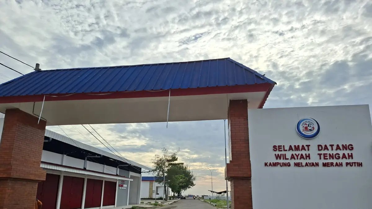 BELUM BUKA: Kopdes Banyutowo, Dukuhseti tertutup rapat pada Selasa (14/4). (NUR ANWAR UNTUK RADAR PATI)