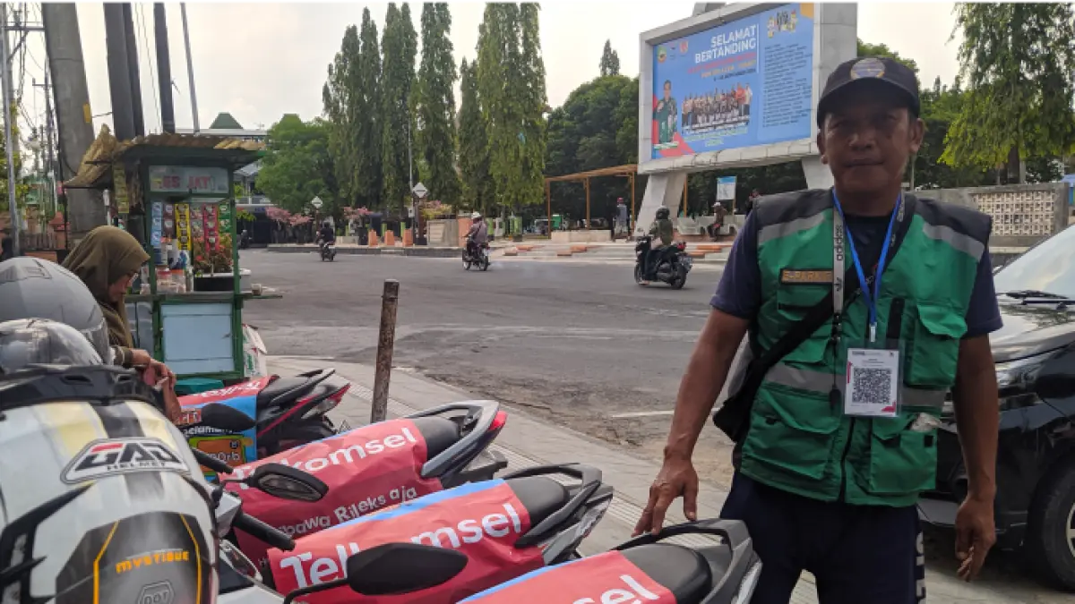 BELUM EFEKTIF: Pemerintah Kabupaten Blora meluncurkan sistem pembayaran parkir melalui barcode QRIS di kawasan Alun-Alun dan Koplakan. (ARIF FAKHRIAN KHALIM/RADAR PATI)