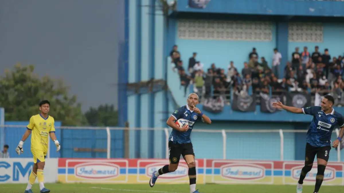 BERTAHAN: Pemain Persiku Igor Costa berselebarasi usai mencetak gol ke gawang PSIS Semarang. (GALIH ERLAMBANG W/ Radar PATI)