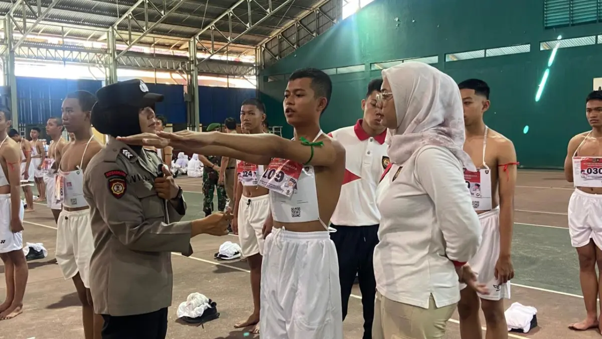 CEK FISIK: Personel polisi dan tim medis memeriksa kondisi tangan dan kaki peserta seleksi Paskibraka. (INDAH SUSANTI/RADAR PATI)