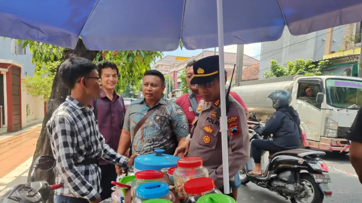 DIDALAMI: Kapolsek Kudus Kota AKP Subkhan memborong es campur yang dijual PKL di Jalan Sunan Muria. (GALIH ERLAMBANG W/ Radar PATI)