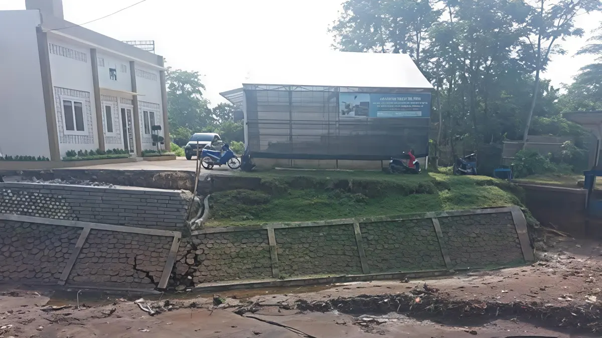 
LONGSOR: Talud di Desa Dadirejo, Margorejo ambrol kemarin. (ANDRE FAIDHIL FALAH/RADAR PATI)
