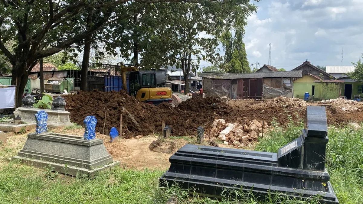 PEMBANGUNAN: Alat berat eskavator melakukan pengurukan di lahan makam Desa Tegalgunung yang akan dibangun koperasi desa merah putih (KDMP).  (ARIF FAKHRIAN KHALIM/RADAR PATI)
