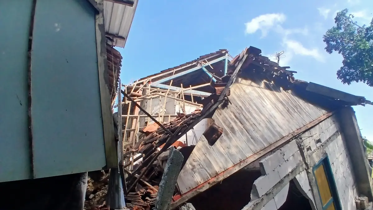 PRIHATIN: Rumah warga di Desa Kemiri, Kecamatan Jepon yang rusak karena amblesan tanah.  (EKO SANTOSO/RADAR PATI)
