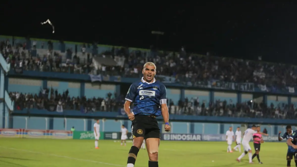 Striker Persiku Kudus Igor Costa berselebrasi usai cetak gol. (GALIH ERL/PATI)