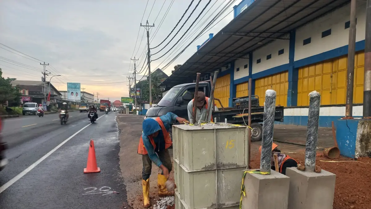 TAMBAH PENERANGAN: Pekerja tengah membuat pondai untuk penerangan jalan umum (PJU) di Jalan Raya Jepara-Kudus di Ruas Pecangaan.
(FIKRI THOHARUDIN/RADAR PATI)
