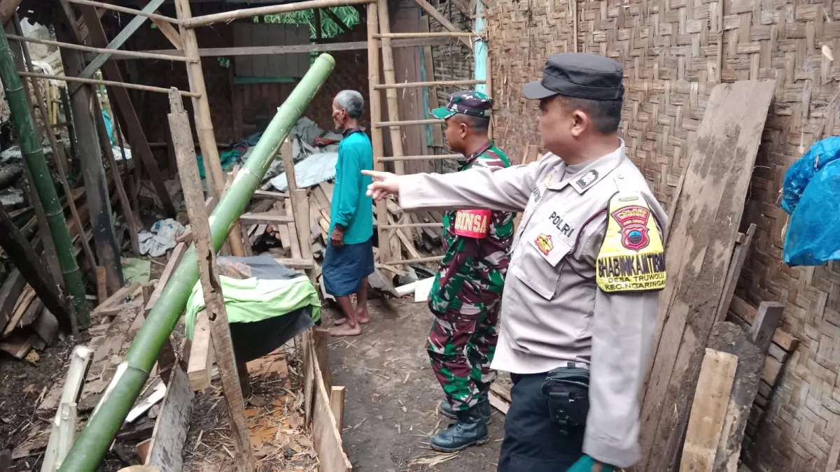
TINJAU LOKASI  - Anggota Polsek Ngaringan meninjau rumah warga yang terkena dampak longsor di Desa Truwolu, Kecamatan Ngaringan, Grobogan. (POLSEK NGARINGAN UNTUK RADAR PATI)
