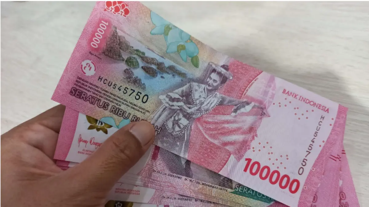 Bantuan sosial (bansos) berupa uang tunai.