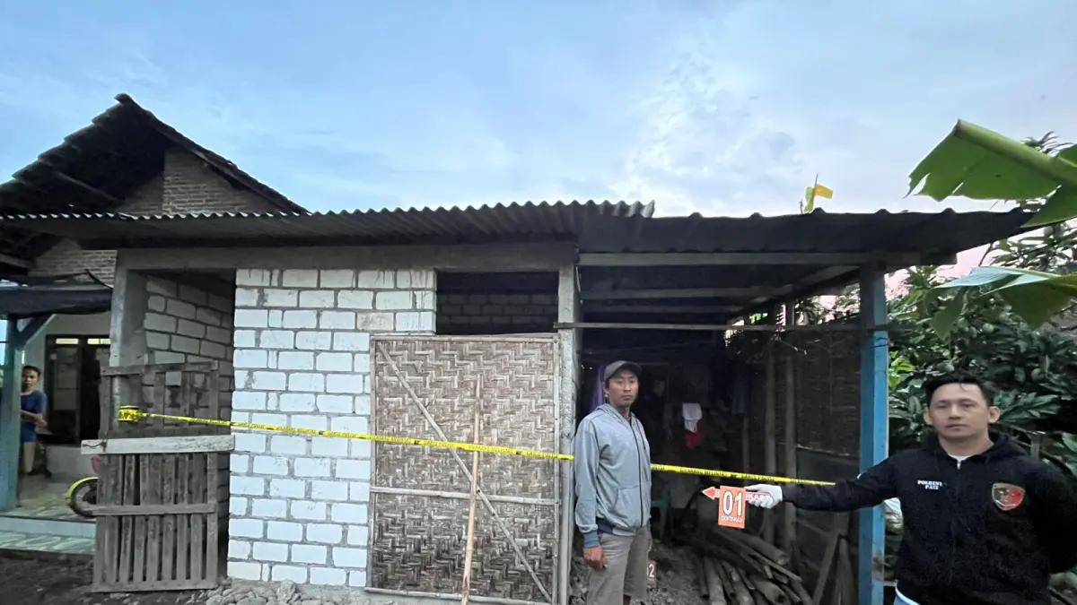 
DIAMANKAN: Personel Polsek Wedarijaksa olah TKP di rumah warga kemalingan kemarin.(
POLSEK WEDARIJAKSA UNTUK RADAR PATI)
