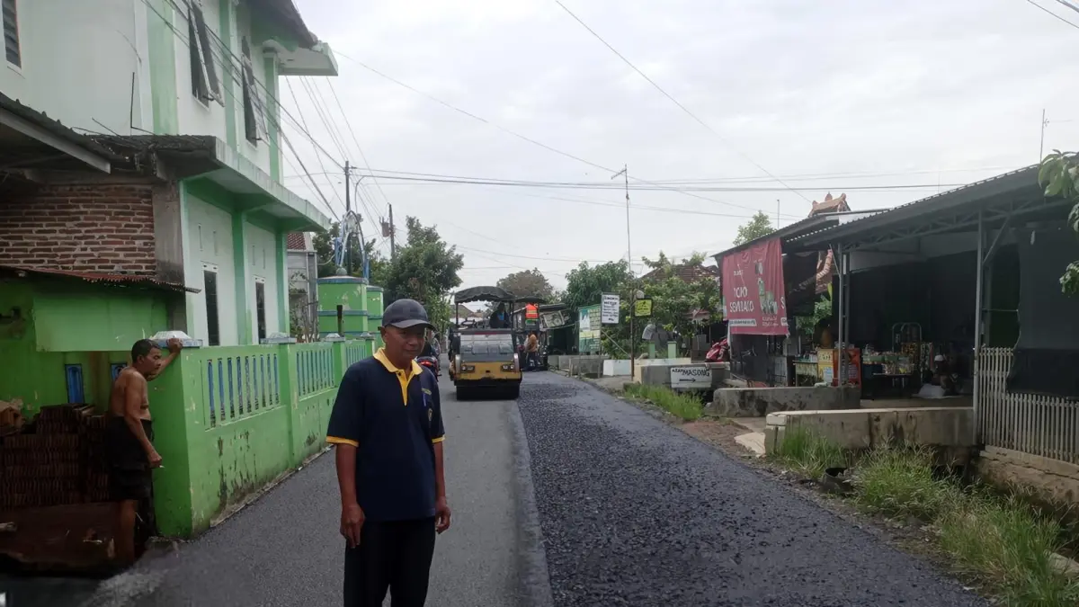 DIPERBAIKI: Pemerintah menambal jalan di Kecamatan Wedarijaksa belum lama ini.  (DPUTR PATI UNTUK RADAR PATI)