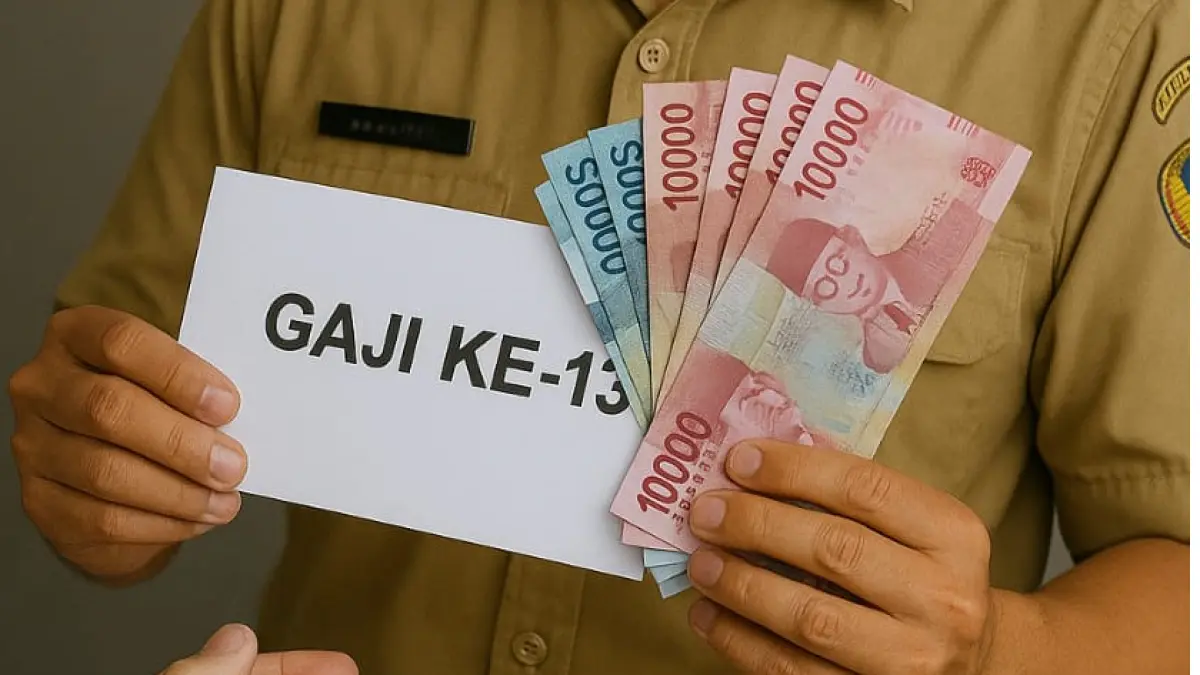 Ilustrasi Seorang PNS Menerima Gaji ke 13