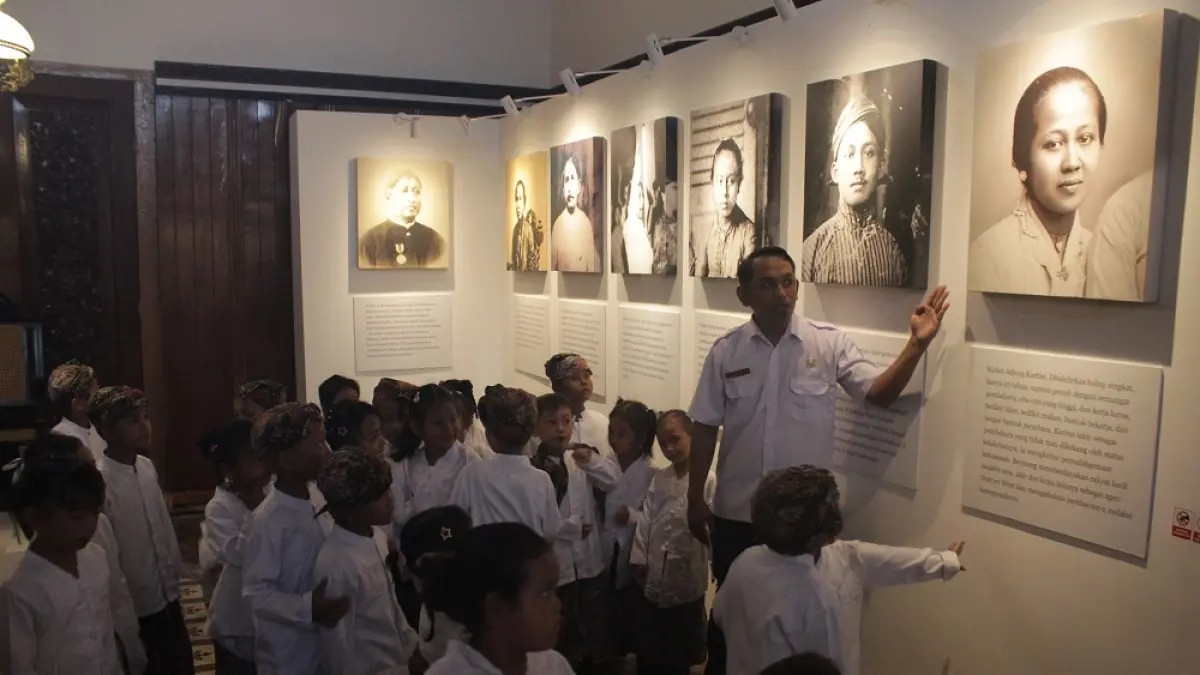 ANTUSIAS: Pegawai Museum Latif, tengah memandu murid-murid dari TK Pertiwi II Mijen, Kaliwungu, Kudus pada Rabu (15/4). (FIKRI THOHARUDIN/RADAR PATI) 