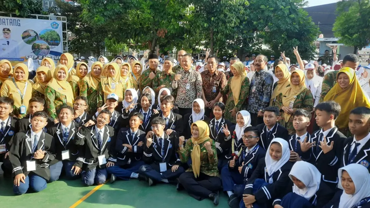 BERSAMA SISWA: Bupati Kudus Sam’ani Intakoris (berdiri-tengah) foto bersama dengan siswa SMP 2 Kudus baru-baru ini. (INDAH SUSANTI/RADAR PATI)
