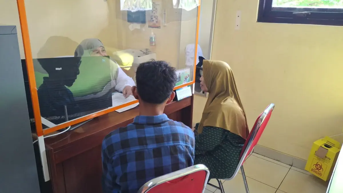 
CEK KESEHATAN: Muhammad Anand Adianto bersama ibunya saat menjalani cek kesehatan di RSUD dr. Loekmono Hadi Kudus. (DINSOS P3AP2KB UNTUK RADAR PATI)