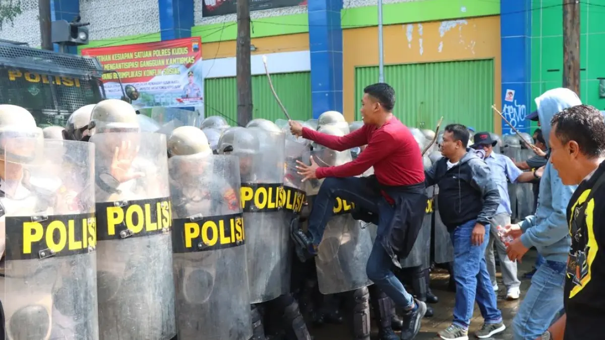 
KESIAPAN: Anggota Polres Kudus mengikuti latihan personel Dalmas Polres Kudus di Balai Jagong, pada Kamis (16/4). (POLRES KUDUS UNTUK RADAR PATI)