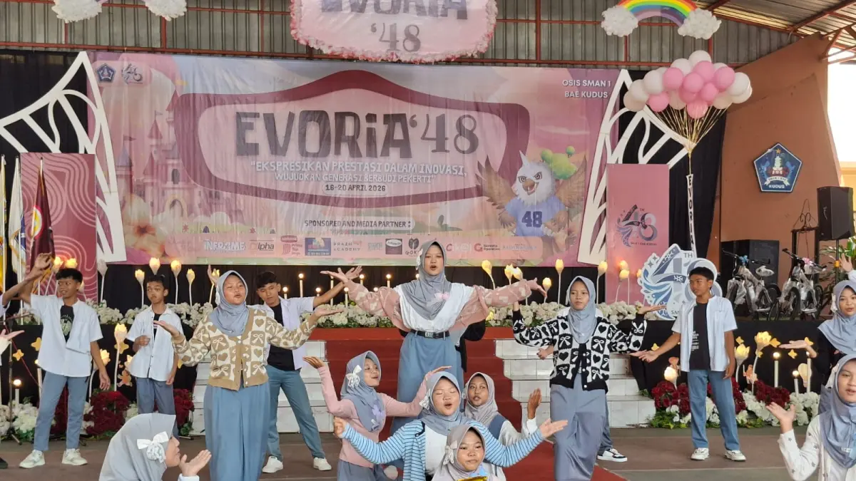 
PERFORM: Siswa SMAN 1 Bae Kudus menampilkan gerak koreografi dalam even Evoria, Kamis (16/4). (ANDIKA TRISNA SAPUTRA/RADAR PATI)