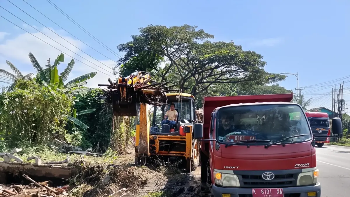 Proses normalisasi sungai-sungai kecil di Pati. (ANDRE F/RADAR PATI)
