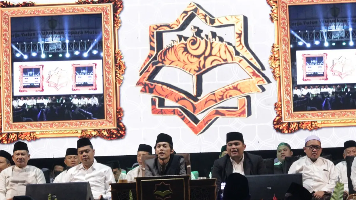 TERENYUH: Detik-detik Gus Iqdam meneteskan air mata pada saat mengisi pengajian di Alun-alun Jepara I pada Selasa (14/4) malam. (FIKRI THOHARUDIN/RADAR PATI)