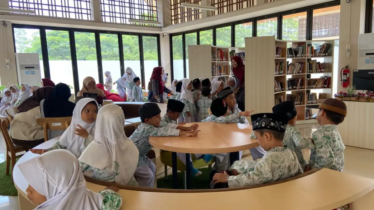 
TINGKATKAN KUNJUNGAN: Anak-anak TK sedang berkunjung ke Perpusda Kudus. (PERPUSDA UNTUK RADAR PATI)