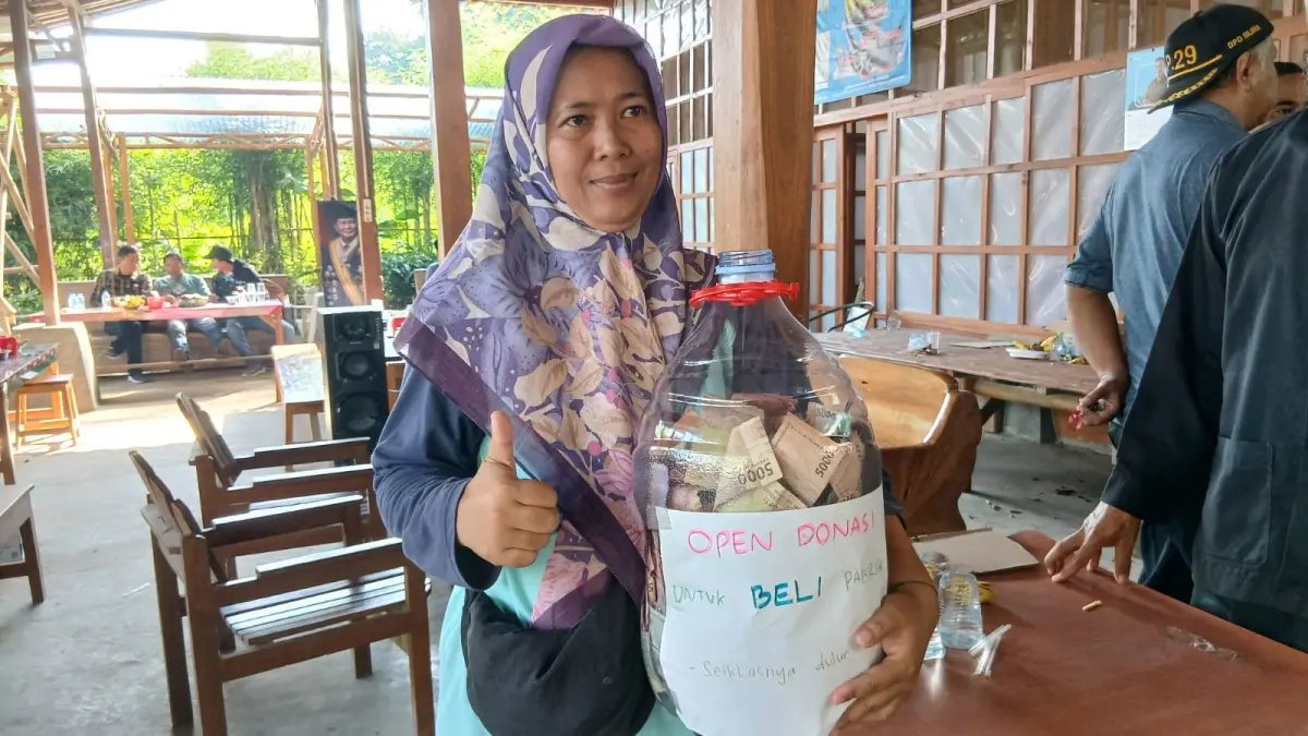 BERUPAYA: Seorang petani saat mengumpulkan dana donasi. (JAMIL UNTUK RADAR PATI)
