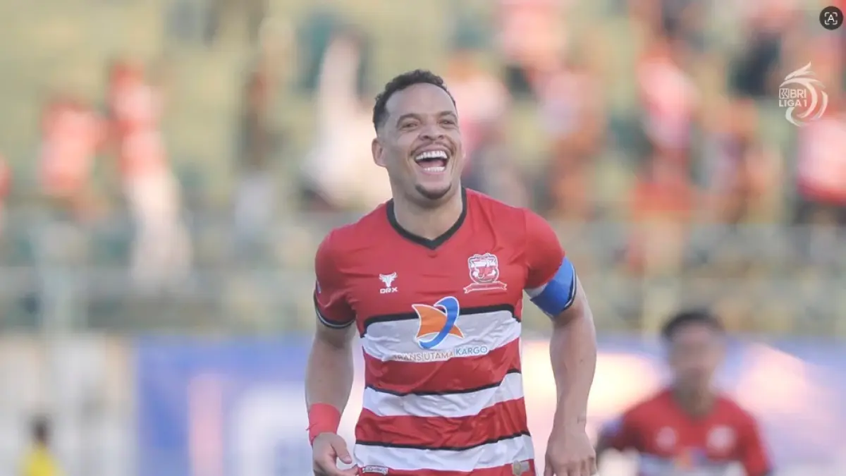 Lulinha mencetak gol untuk Madura United. 