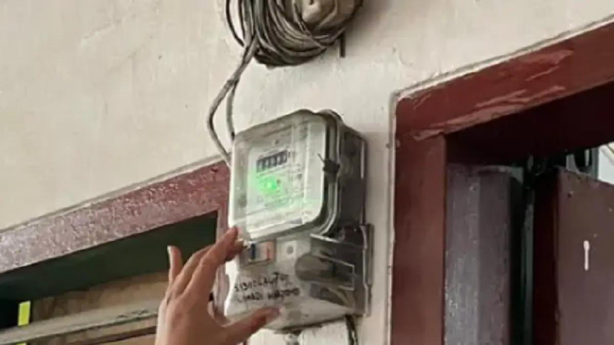Meteran listrik PT PLN. 