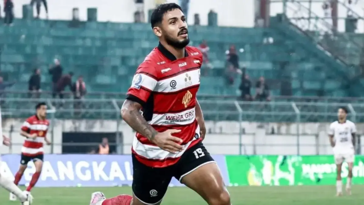 Penyerang Madura United Riquelme mencetak gol untuk timnya. 