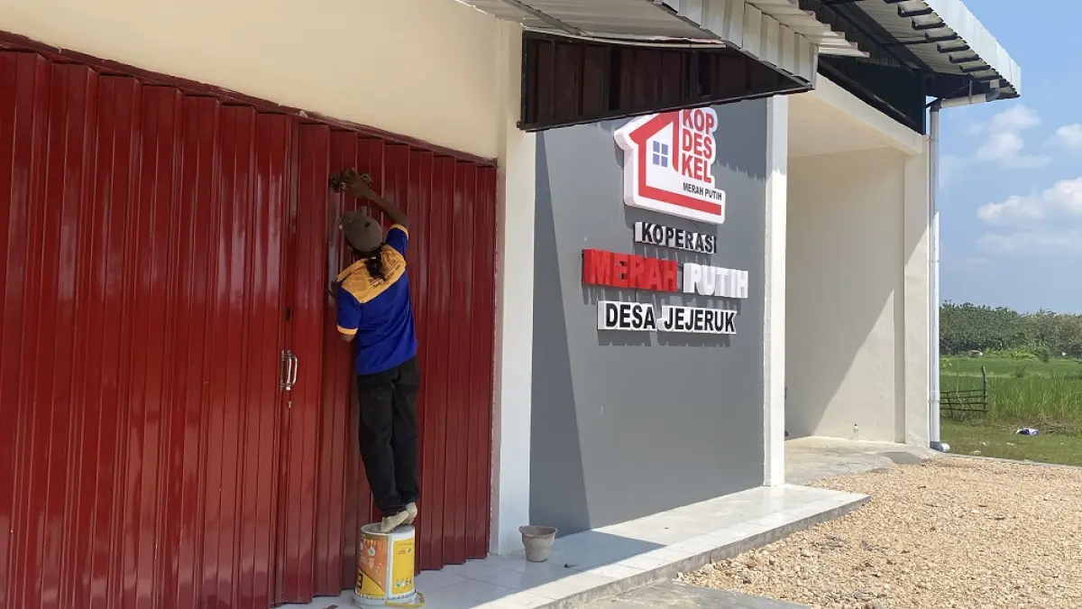 
BANGUNAN: KDMP Desa Jejeruk sudah terbangun dan tidak ada rak untuk gerai sembako. (ARIF FAKHRIAN KHALIM/RADAR PATI)
