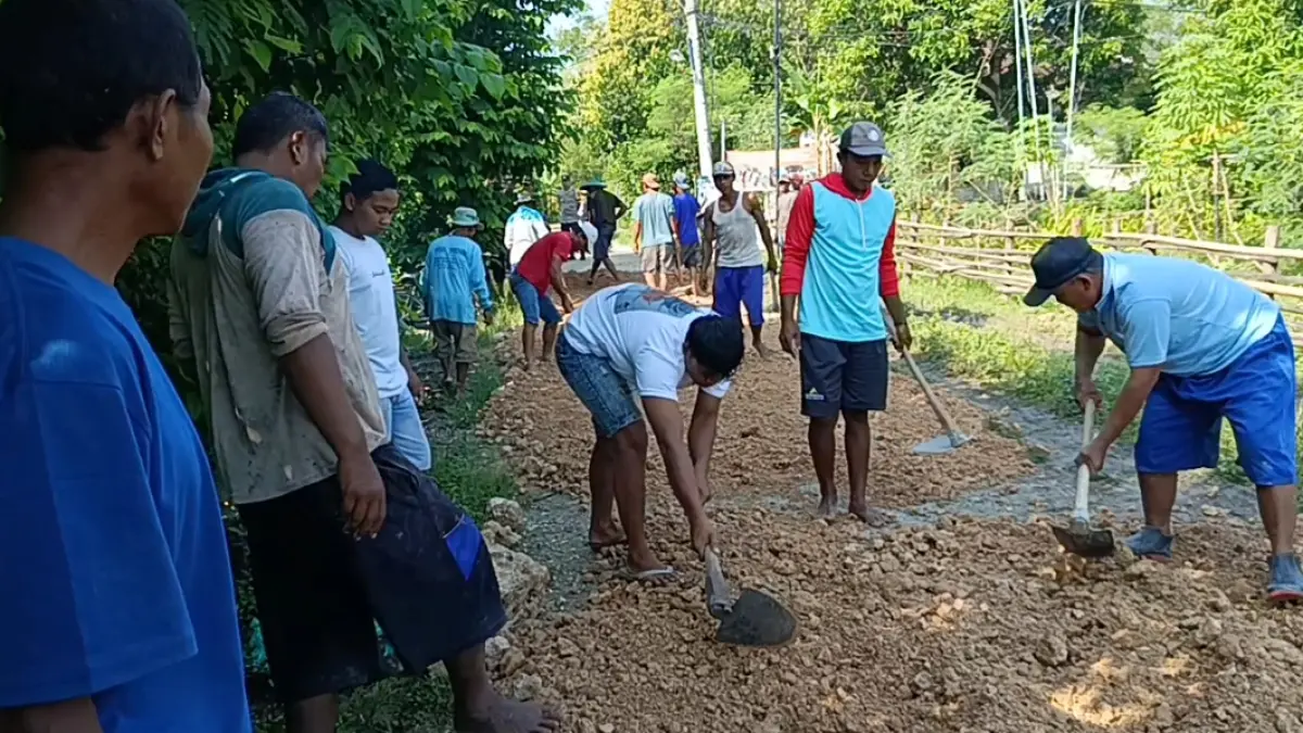 
KERJA BAKTI: Warga Dukuh Grogol, Desa Sumberejo, Kecamatan Randublatung saat memperbaiki jalan secara swadaya. (EKO SANTOSO/RADAR PATI)
